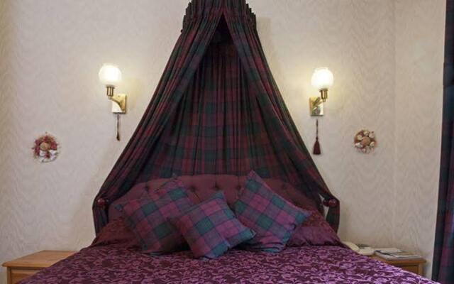 Mackinnon House and Archie's B&B