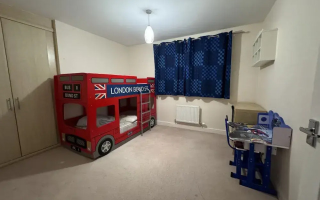 Spacious 4Bd House With Character In Coventry