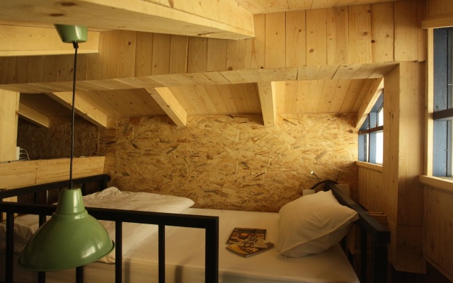 The Local Surasak Hostel – Guest Rooms – Bangkok