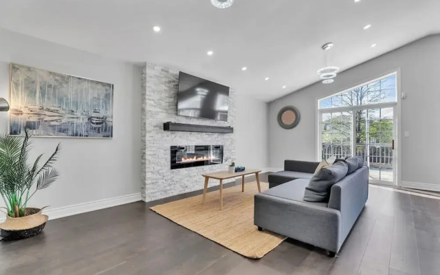 High-ceiling Home Relaxing Patio in Waterloo