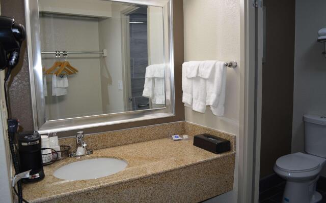 Orangewood Inn & Suites Kansas City Airport