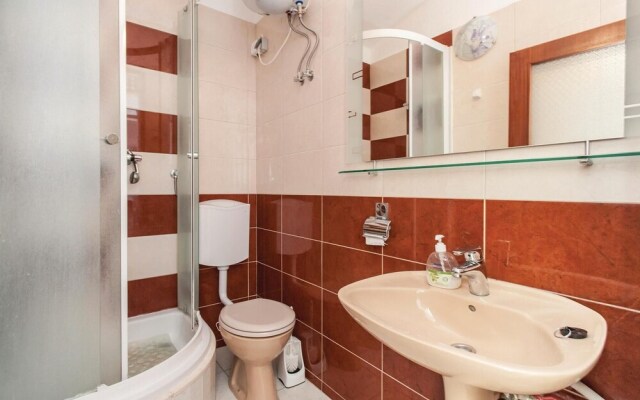 Nice Home in Vinisce With Wifi and 5 Bedrooms