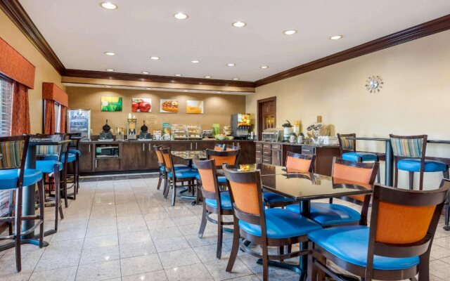 Comfort Inn & Suites Cincinnati Uptown Clifton