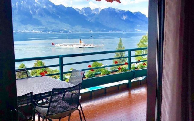 Luxury Lake View Apartment