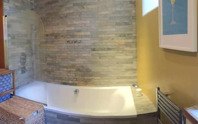 2 Bedroom Apartment In Central Edinburgh