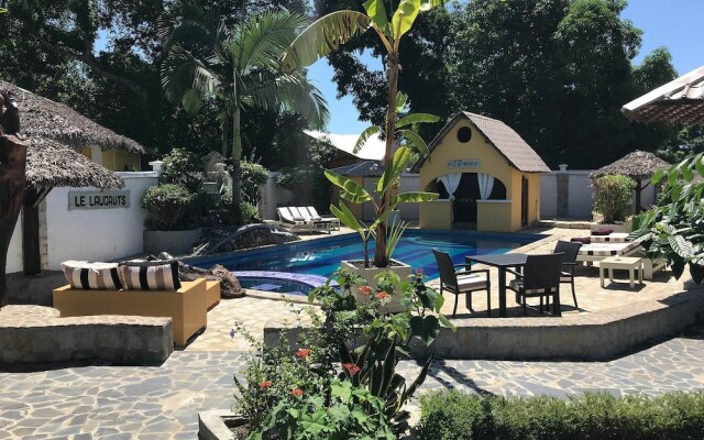 Wonderful Poolside Bungalow Perfect for 2 People