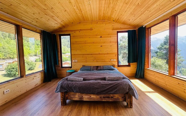 Heshkili huts Svaneti