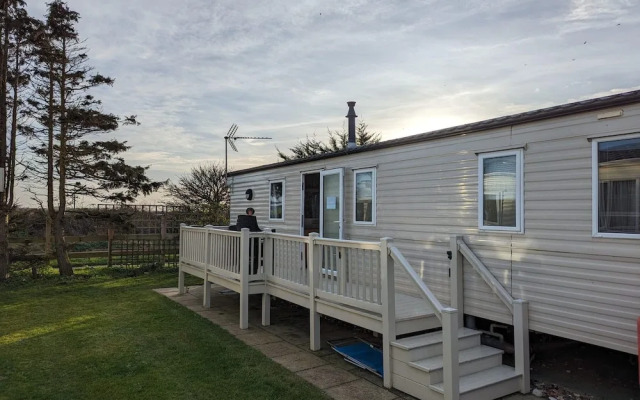 2 Bedroom Pet Free Caravan and Decking Free Wifi