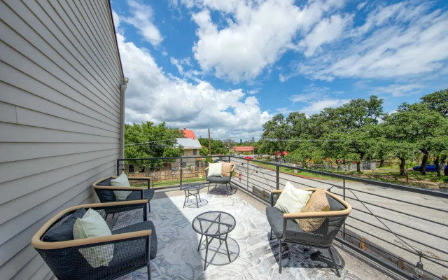 Conveniently Located Upstairs Deck BBQ