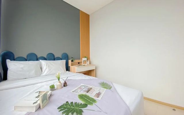 Modern Monochromatic 2Br Near Lrt Station At Apartment Samara Suites