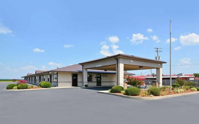 Super 8 by Wyndham McGehee