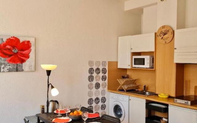 SUQUET - BEACH 100m & PALAIS DES FESTIVALS 600m