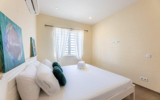 Charming 2BR Apt With Tropical Garden Pool