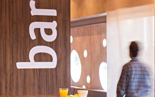 Ibis Pilar