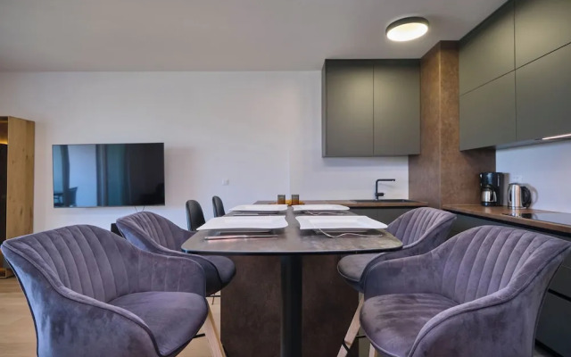 Tropic Night Apartment by Litto