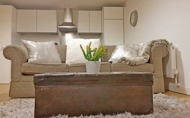 Reading Town Centre Courtyard View Serviced Apartment