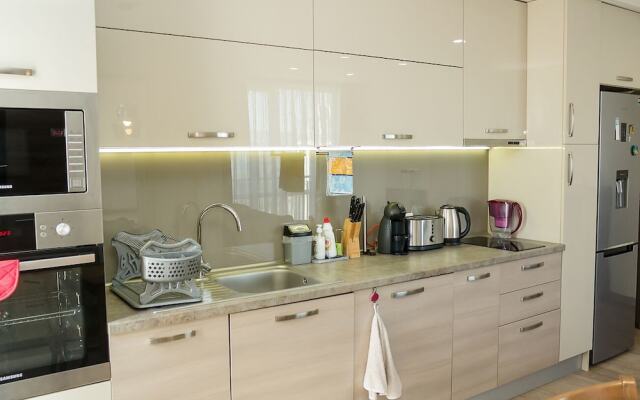 FM Luxury 2-BDR Apartment - Bright & Modern