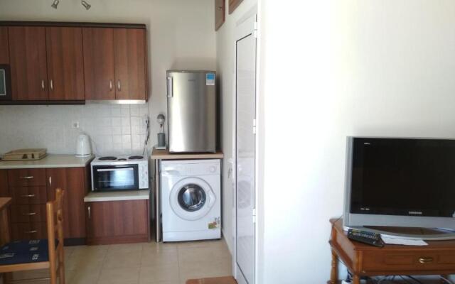 R.A.F. nice studio with garden& parking
