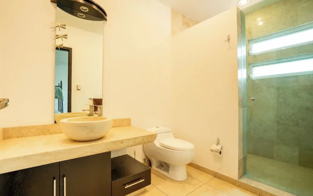 Spacious 5 Bedroom Oasis with Pool & BBQ
