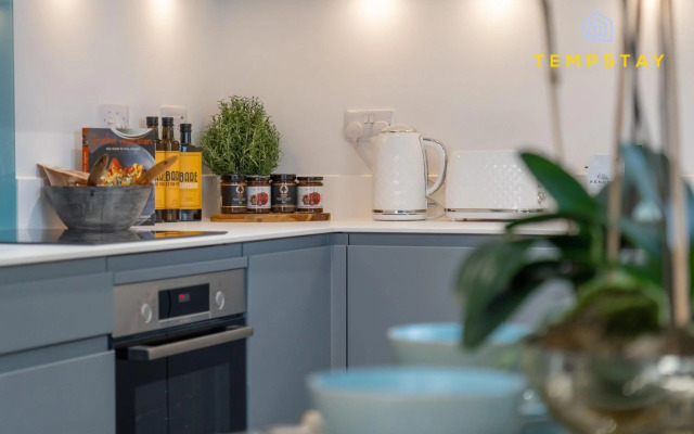 High Spec Modern Apartment Prime Location! Parking