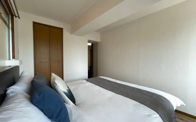 2BR good for 6PPL overlooking Peace Park with WIFI!