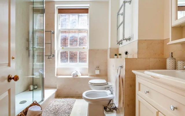 Stylish 3BR 2BA in Mayfair by Hyde Park
