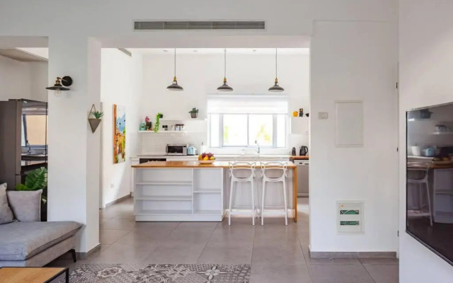 Beautifully Renovated 2BR with Balcony Beachfront*