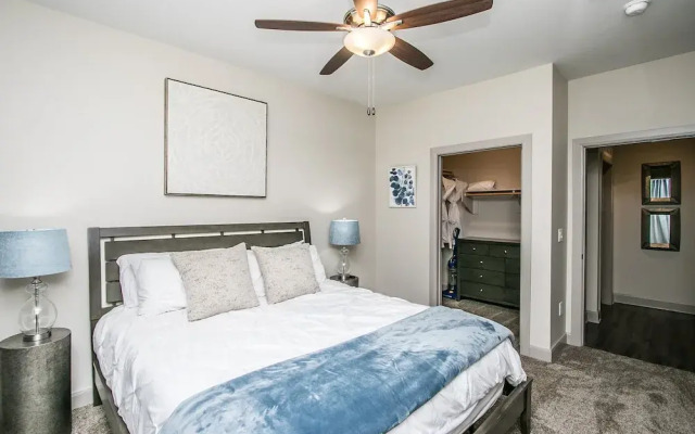 Rooftop Pool, Views, Close to Shops & Dining C4427