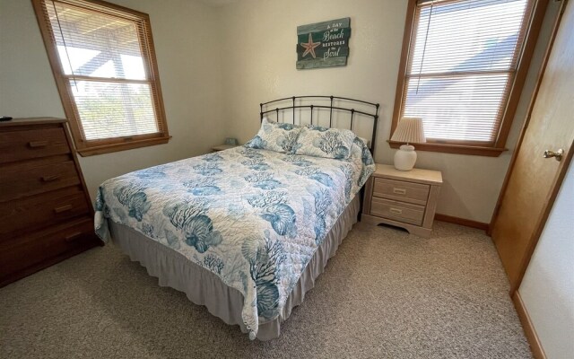 Hatteras Hideaway 3 Bedroom Cottage by RedAwning