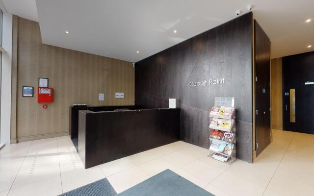 Comfy Two Bed Apartment w Balcony in Canary Wharf