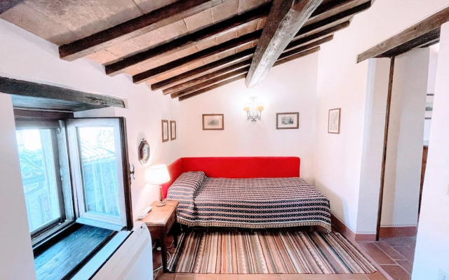 Vicolo - Sleeps 5 With air Con, Wifi, Balcony for Dining and Pool
