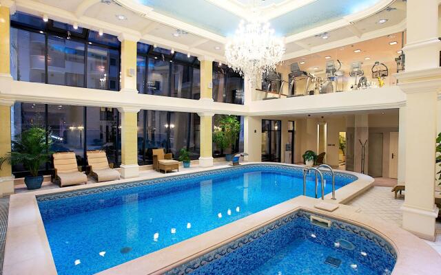 Queen's Court Hotel & Residence