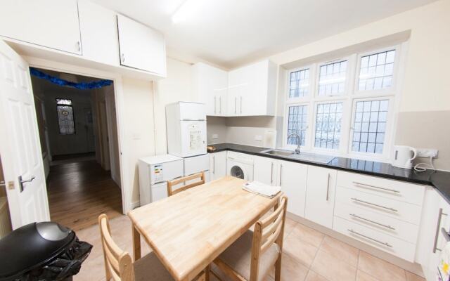 Spacious & Quiet 4BR Flat for 8 in Hampstead