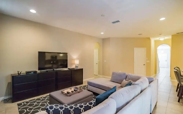 4970 Trafalgar Village