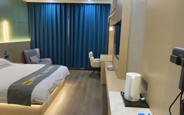 Shijia Fashion Hotel (Xinxiang East Railway Station)