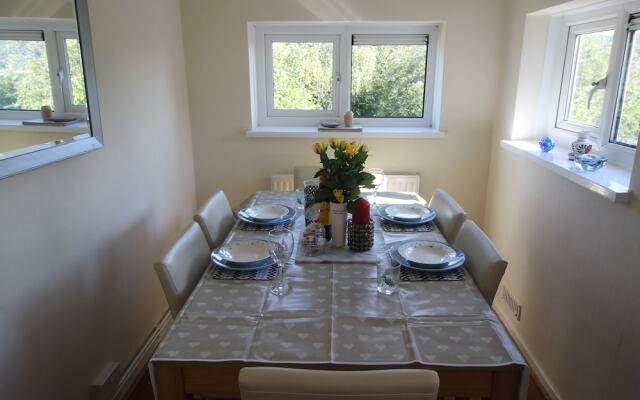 Garth Olwg 2 Bed Apartment by Cardiff Holiday Homes
