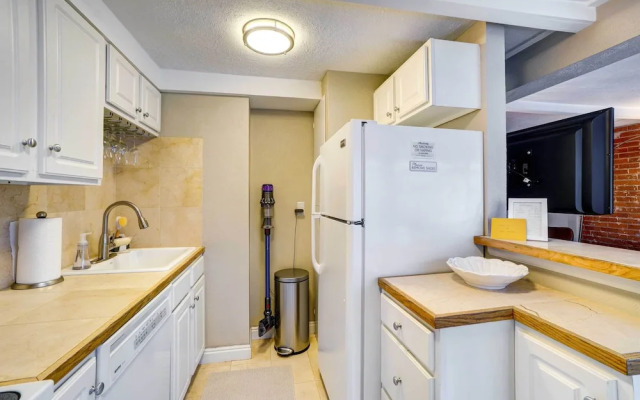 Luxe Denver Condo w/ Community Patio & Grill