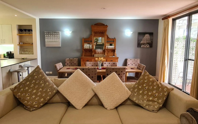 Villa Dion, 3 Bedroom Private Villa, Cypress Lakes Resort, KING & SINGLE BEDS – Guest Rooms – Pokolbin