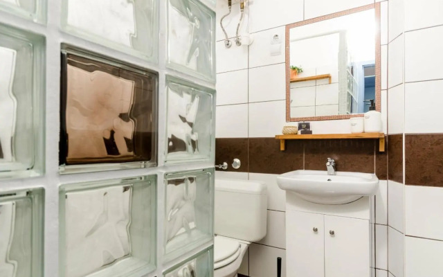 Quiet Cozy Apartment in Party Street e1