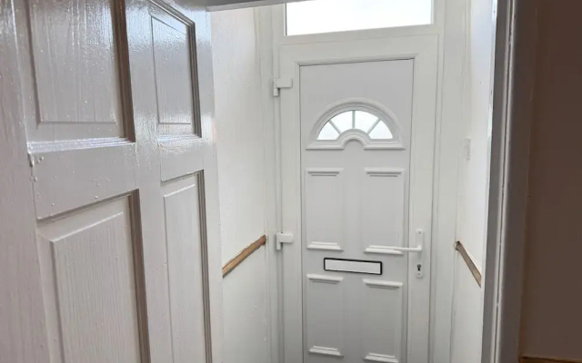 Manchester - House - Sleeps 6 - Parking - Garden