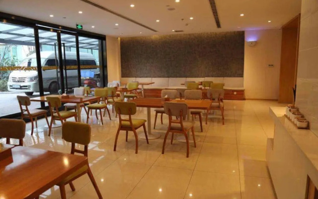 7 Days Premium Hotel (Chongqing Longtousi North Railway Station Center)