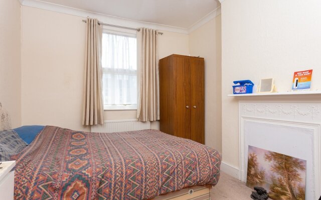 2 Bedroom House In Tooting With Garden