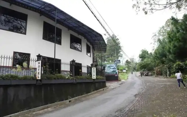 Hotel Panorama Wisata Air Terjun Coban Rondo