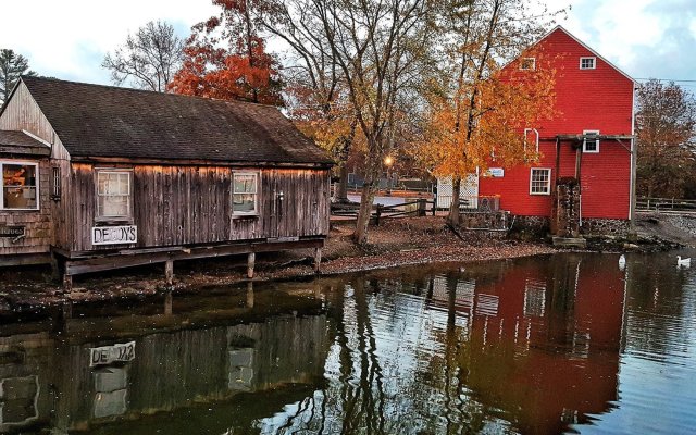 Colonial Inn