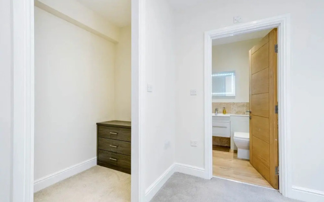Luxury 3 Bedroom Apartment with Parking