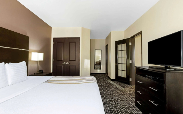 La Quinta Inn & Suites by Wyndham Denver Gateway Park