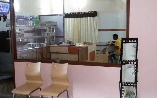 Hotel Saravana Grand