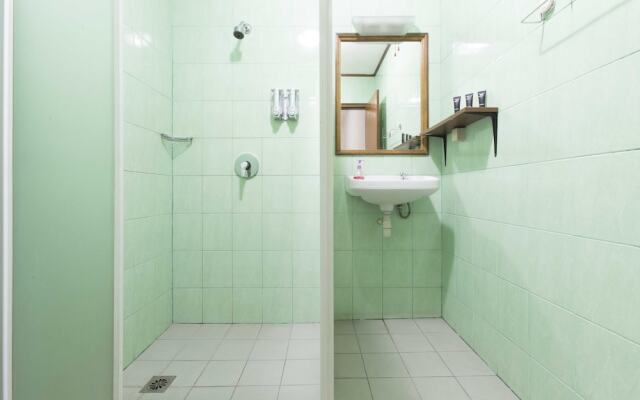 RedDoorz Near TB Simatupang