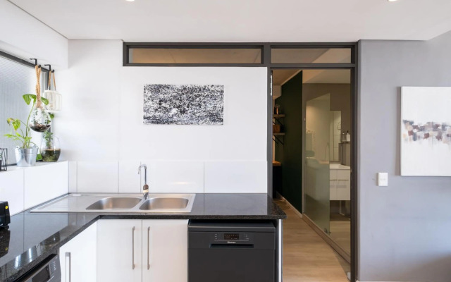 Modern Two Bedroom Unit, Mountain & Harbour Views