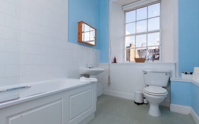 Traditional 3 Bedroom Apartment in Central Edinburgh